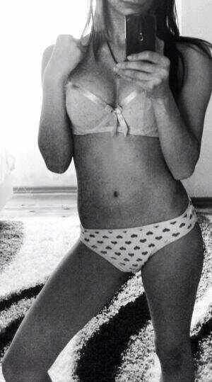 Photo of Bonnie (28) from Dover, NH dating profile