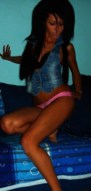 Hollie from Iowa is looking for adult webcam chat