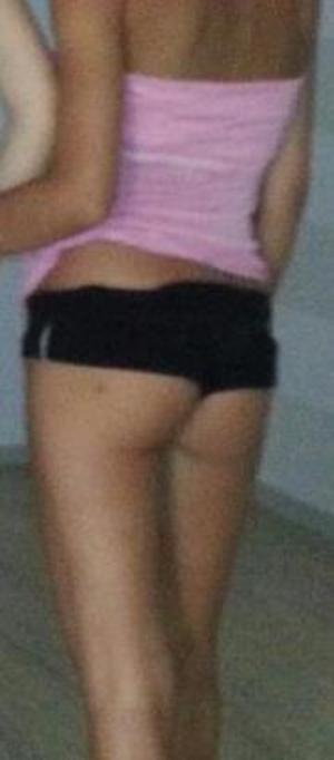 Khloe from Illinois is looking for adult webcam chat