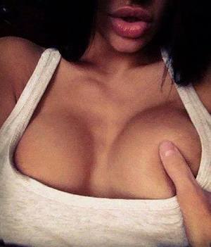 Simone from Quebec is looking for adult webcam chat